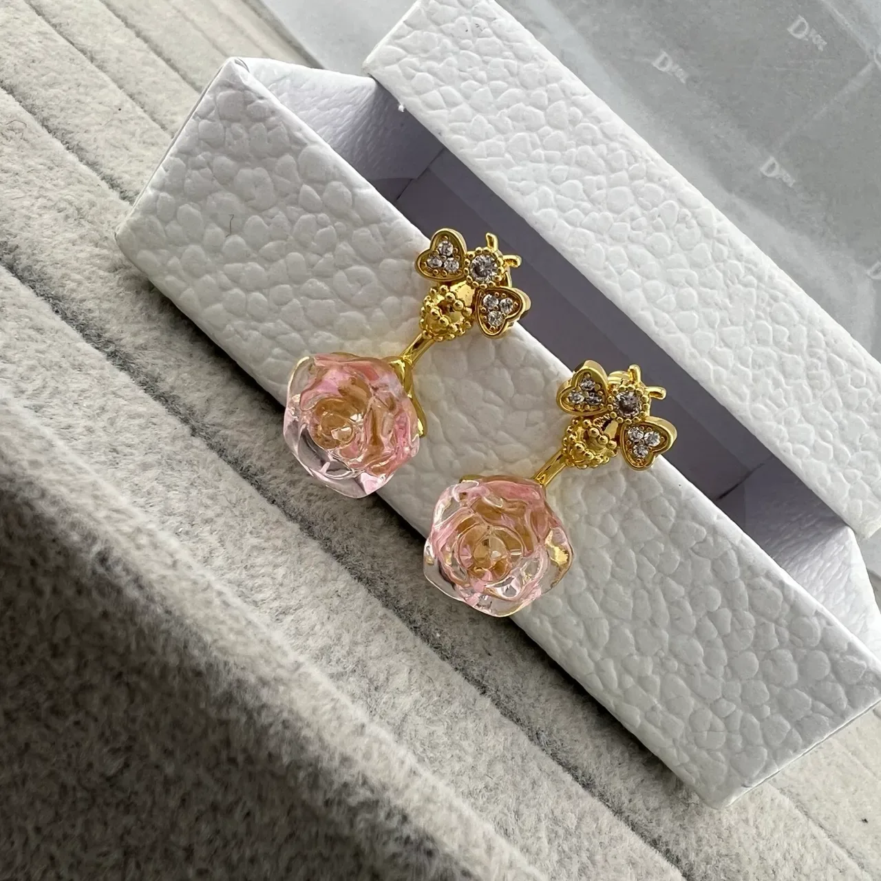 Boucles d'oreilles studs avec rosées florales en rose et or, ornées de cristaux sur les tops de clover 4