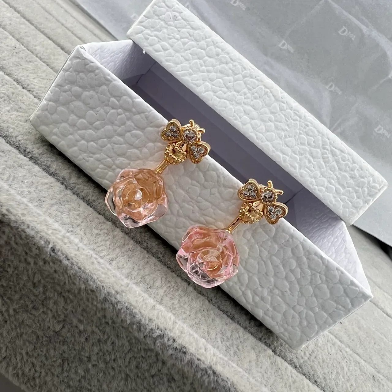 Boucles d'oreilles studs avec rosées florales en rose et or, ornées de cristaux sur les tops de clover 5