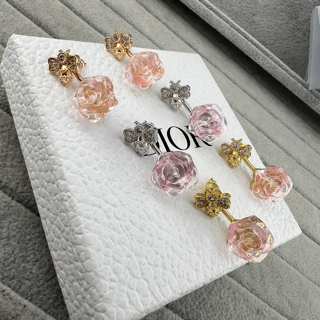 Boucles d'oreilles studs avec rosées florales en rose et or, ornées de cristaux sur les tops de clover 6