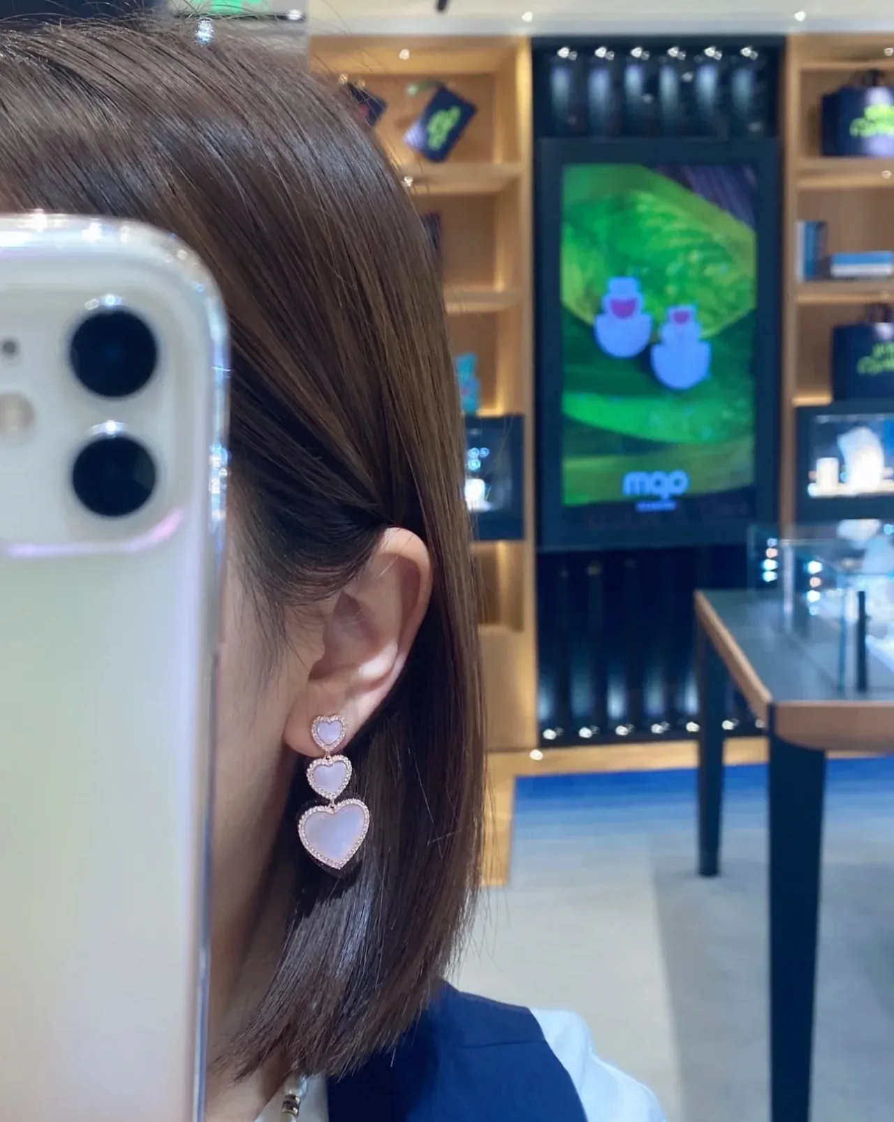 Boucles d'oreilles en Or Rose Triple Cœur Pendantes avec Bordure Cristal Pavé 4