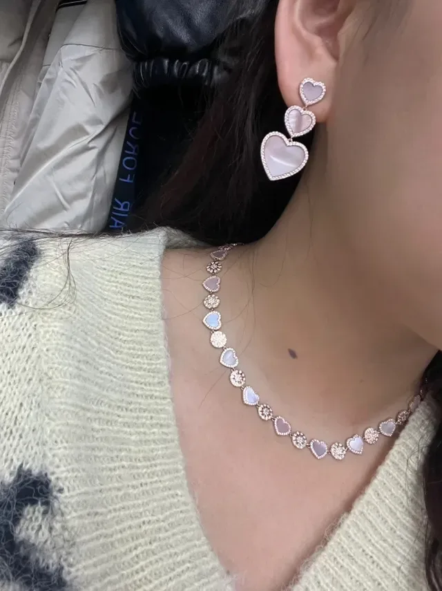 Boucles d'oreilles en Or Rose Triple Cœur Pendantes avec Bordure Cristal Pavé 5