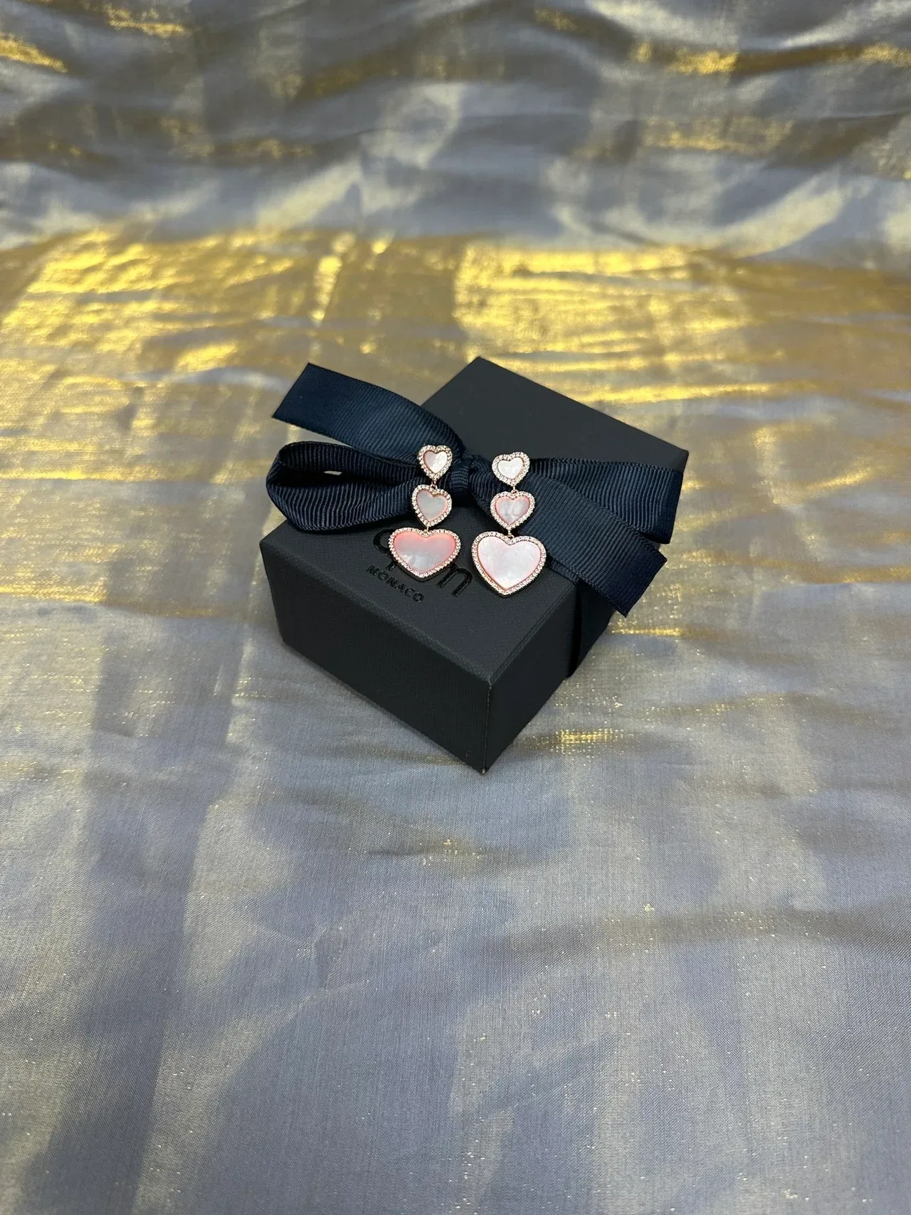 Boucles d'oreilles en Or Rose Triple Cœur Pendantes avec Bordure Cristal Pavé 7