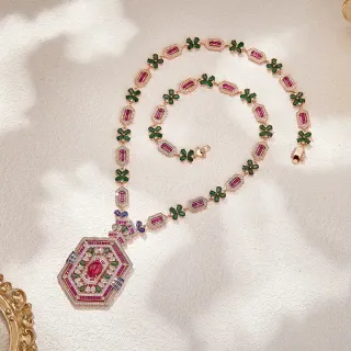 Collier pendentif hexagonal rose vert motifs floraux multi-gemmes