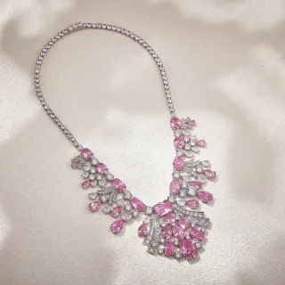 Collier Bib en Saphir Rose et Diamant en forme de V