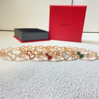 Qeilin Pulsera con Charm de Corazón de Esmalte en Acabado Dorado