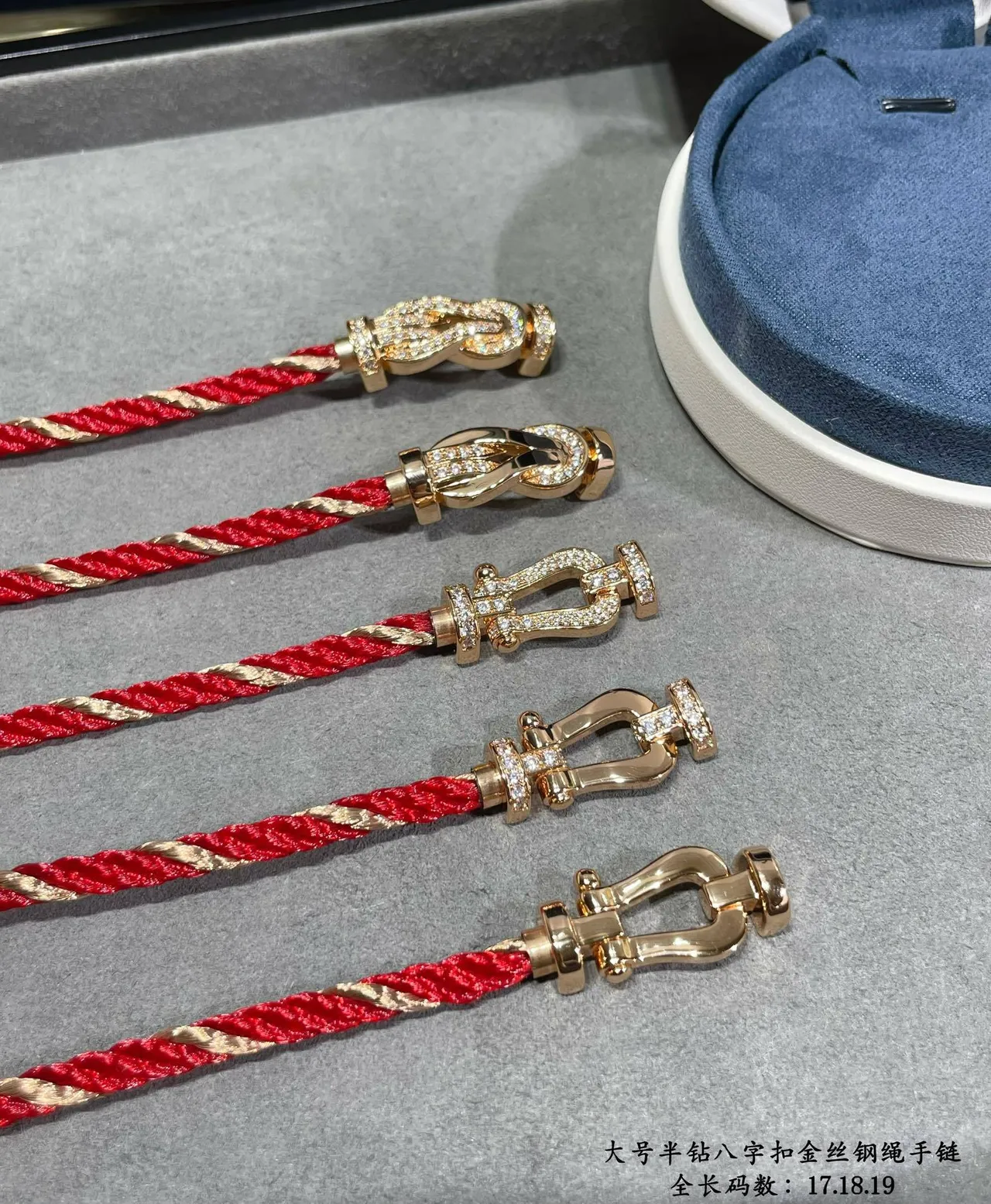 Pulseira de cordão trançado vermelho com fecho de figura oito de tom dourado e cristal 2