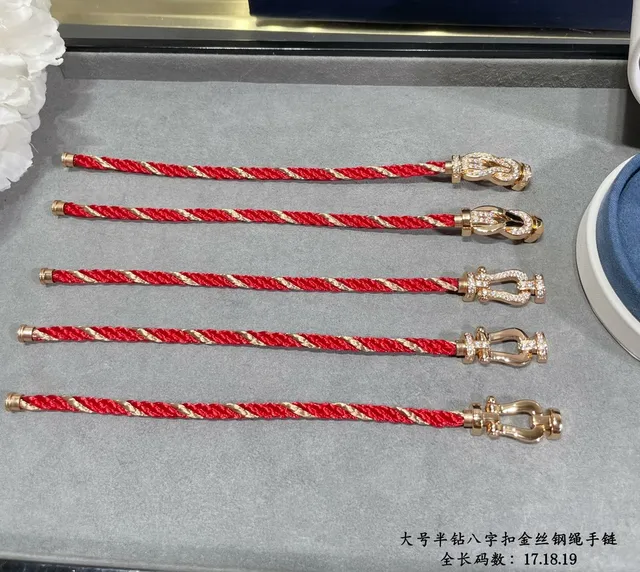 Pulseira de cordão trançado vermelho com fecho de figura oito de tom dourado e cristal 3