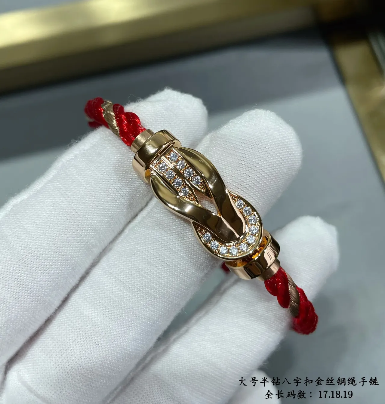 Pulseira de cordão trançado vermelho com fecho de figura oito de tom dourado e cristal 4