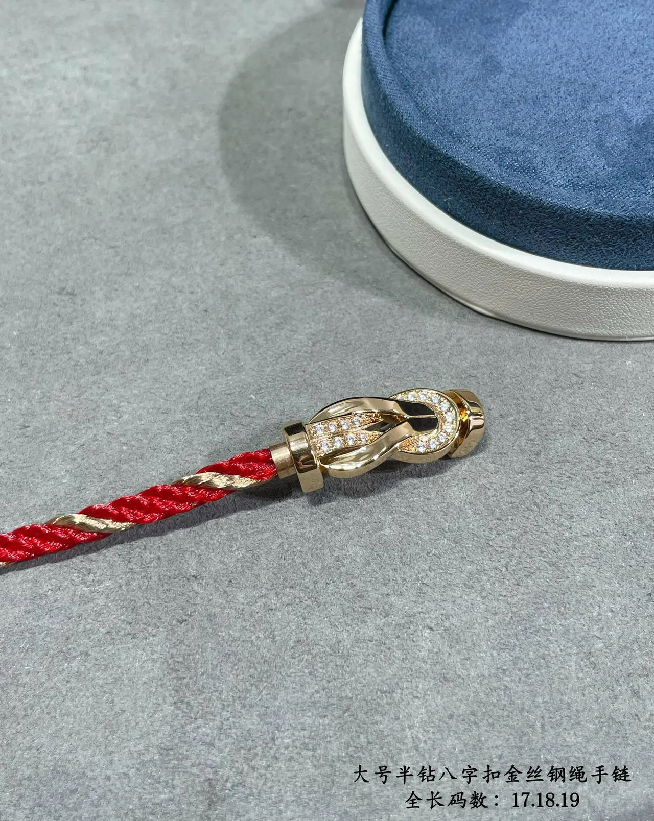 Pulseira de cordão trançado vermelho com fecho de figura oito de tom dourado e cristal 6