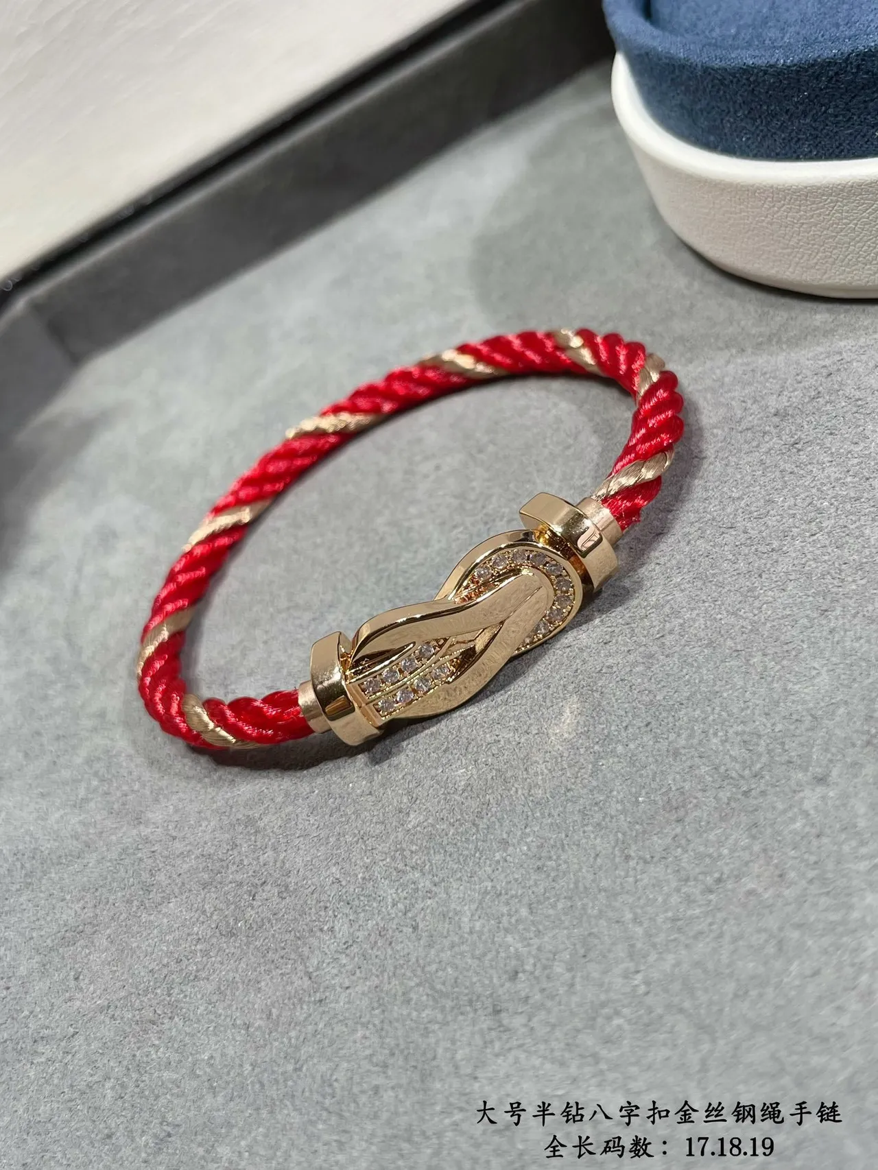 Pulseira de cordão trançado vermelho com fecho de figura oito de tom dourado e cristal 7