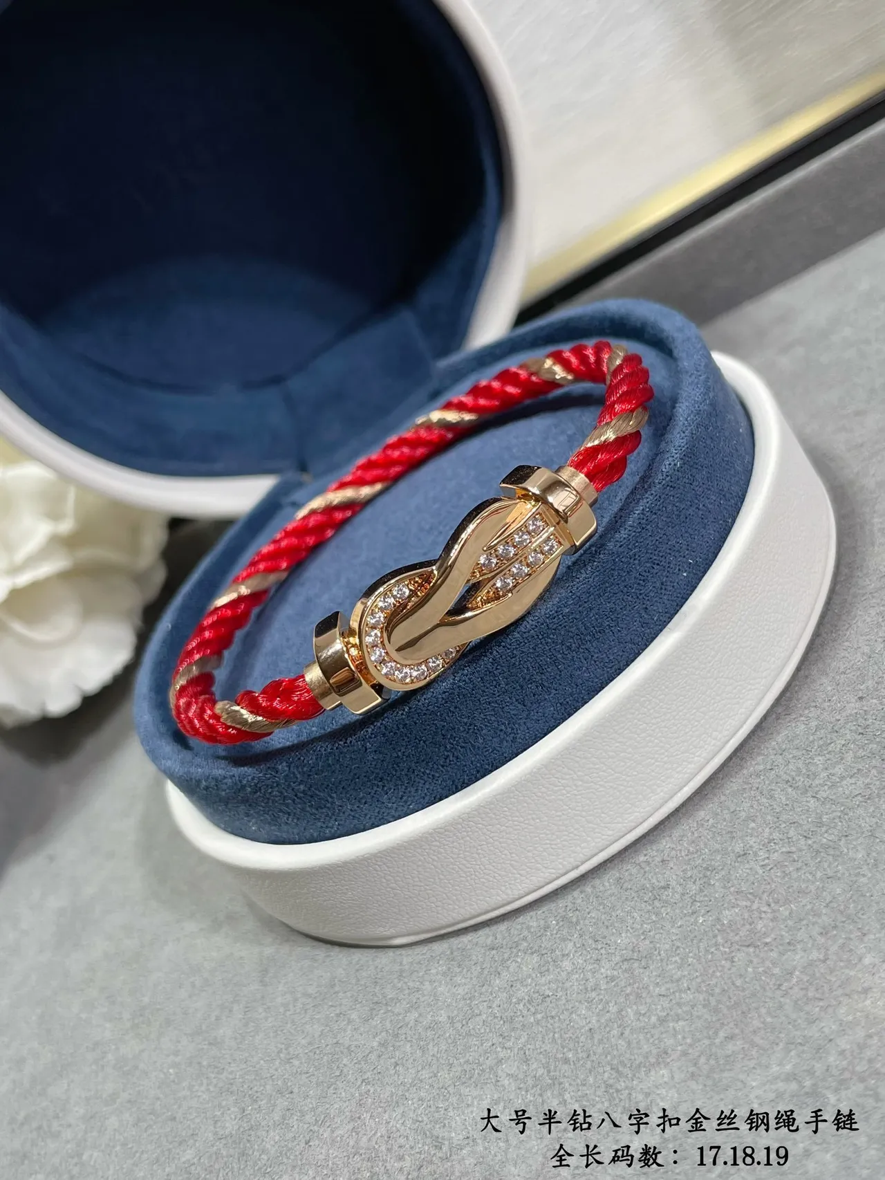 Pulseira de cordão trançado vermelho com fecho de figura oito de tom dourado e cristal 8