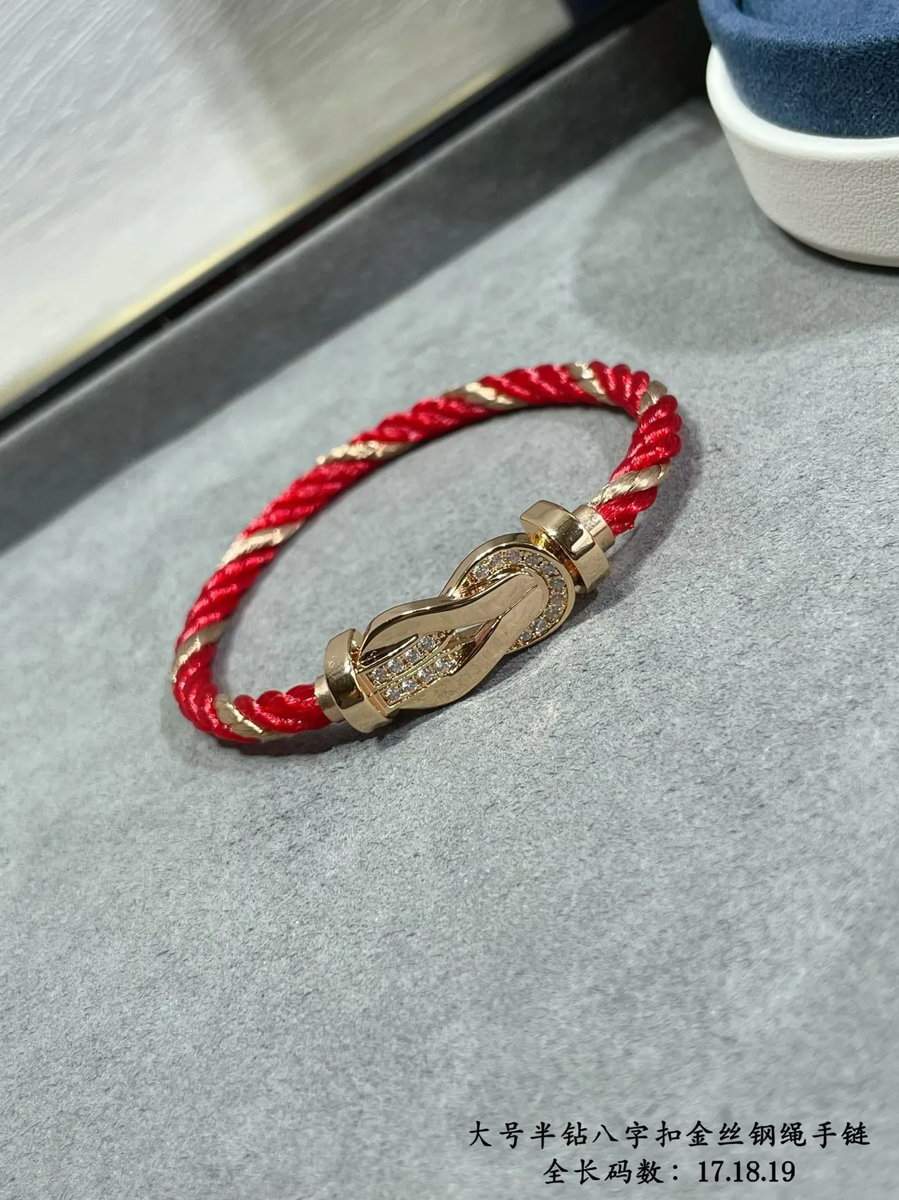 Pulseira de cordão trançado vermelho com fecho de figura oito de tom dourado e cristal 9