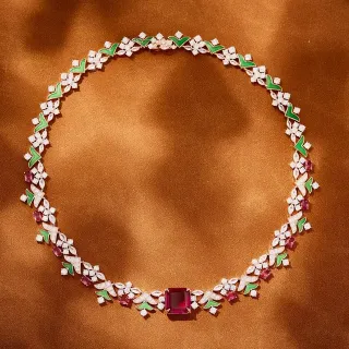 Collier avec motif floral rouge et vert et accents en émail