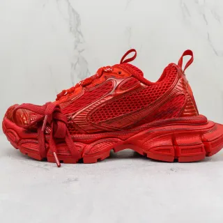 Zapatillas rojas monocromáticas con suela chunky esculpida