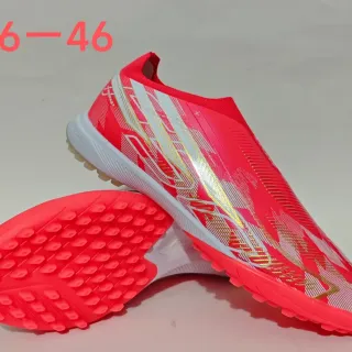 Chuteira de futebol turf slip-on vermelha e branca com crampons moldados