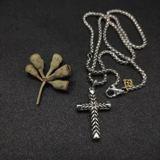 Collier Chaîne à Boules Texturée Tricotée avec Pendentif Croix en Argent et Or