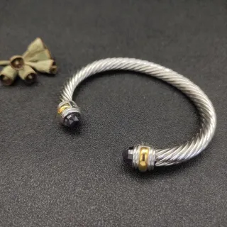 Pulsera de Cable Trenzado de Plata y Oro con Terminales de Gemas Facetadas