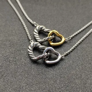 Colar de prata e ouro com motivo de corda trançada e pendentifs de coração interligados