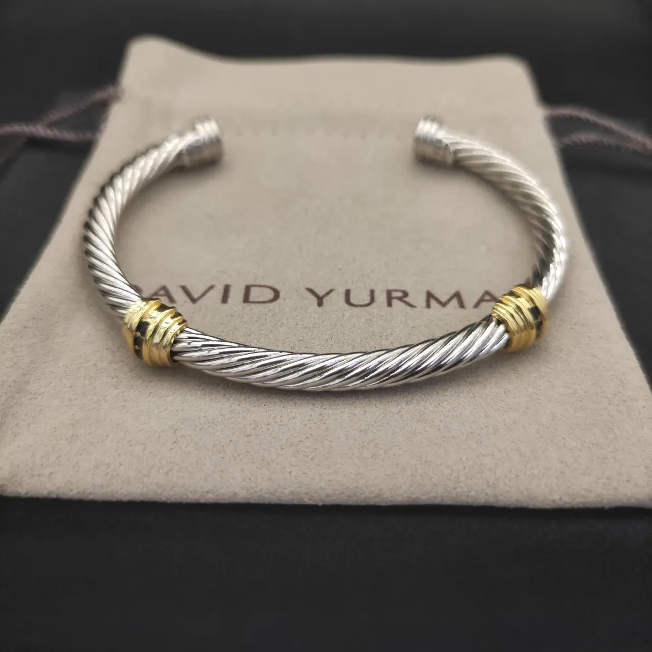 Pulseira de fio torcido aberto em prata e ouro 2