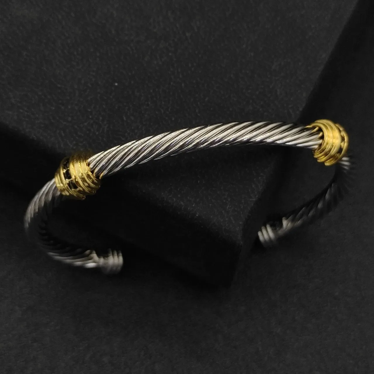 Pulseira de fio torcido aberto em prata e ouro 7