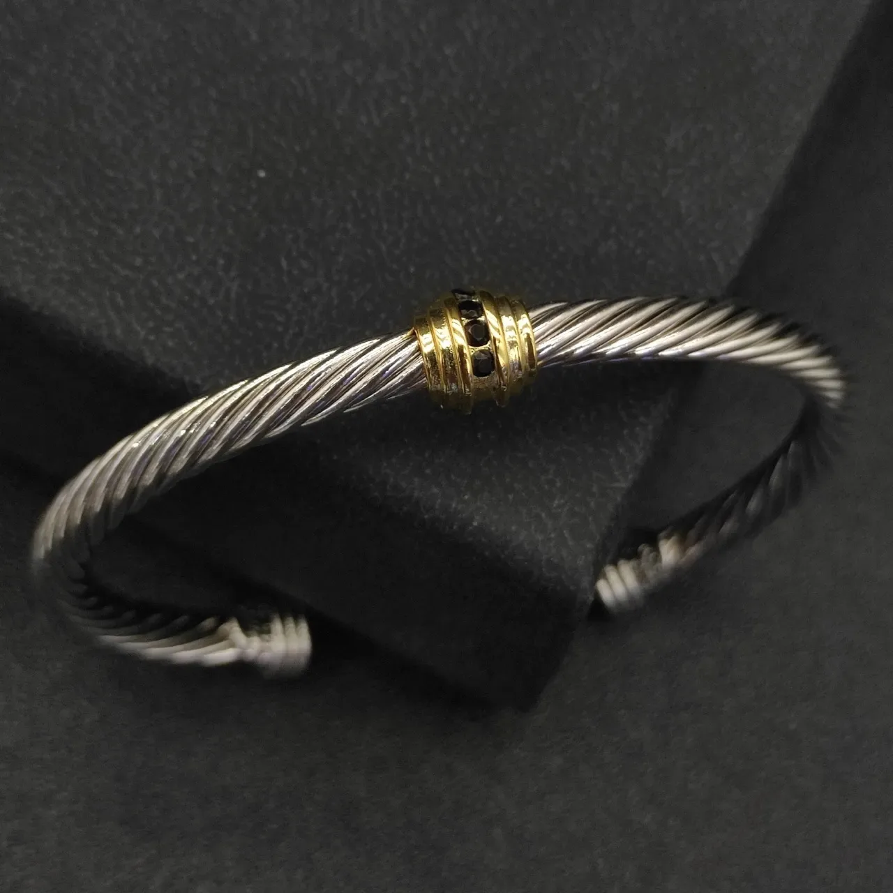 Pulseira de fio torcido aberto em prata e ouro 8