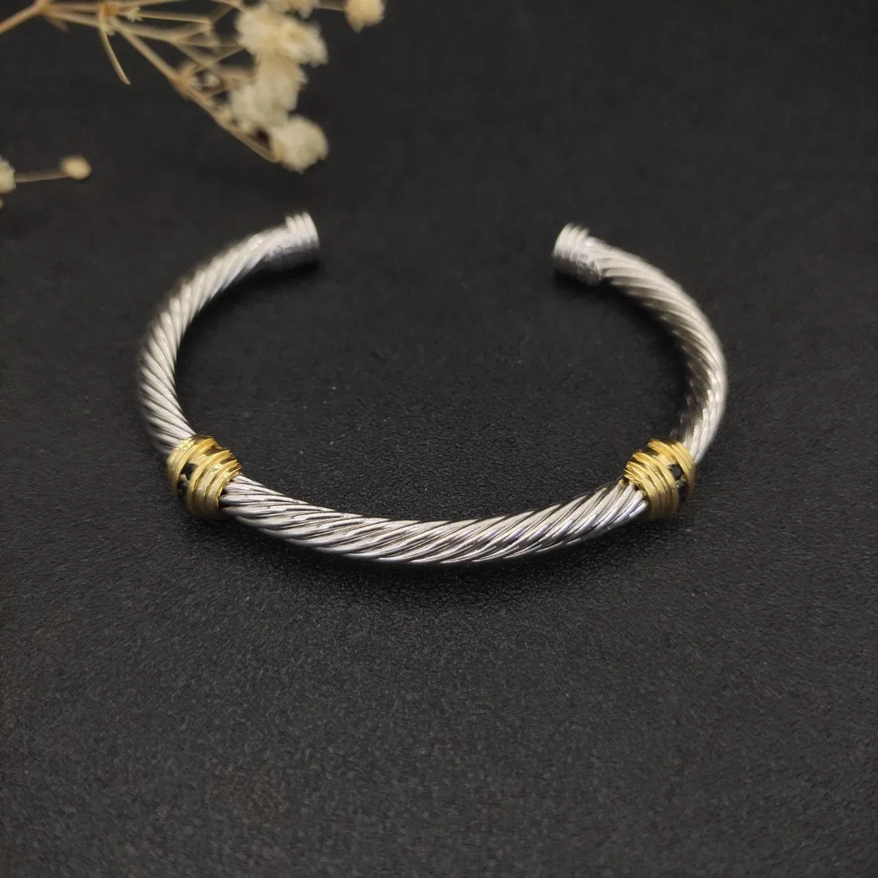 Pulseira de fio torcido aberto em prata e ouro 9