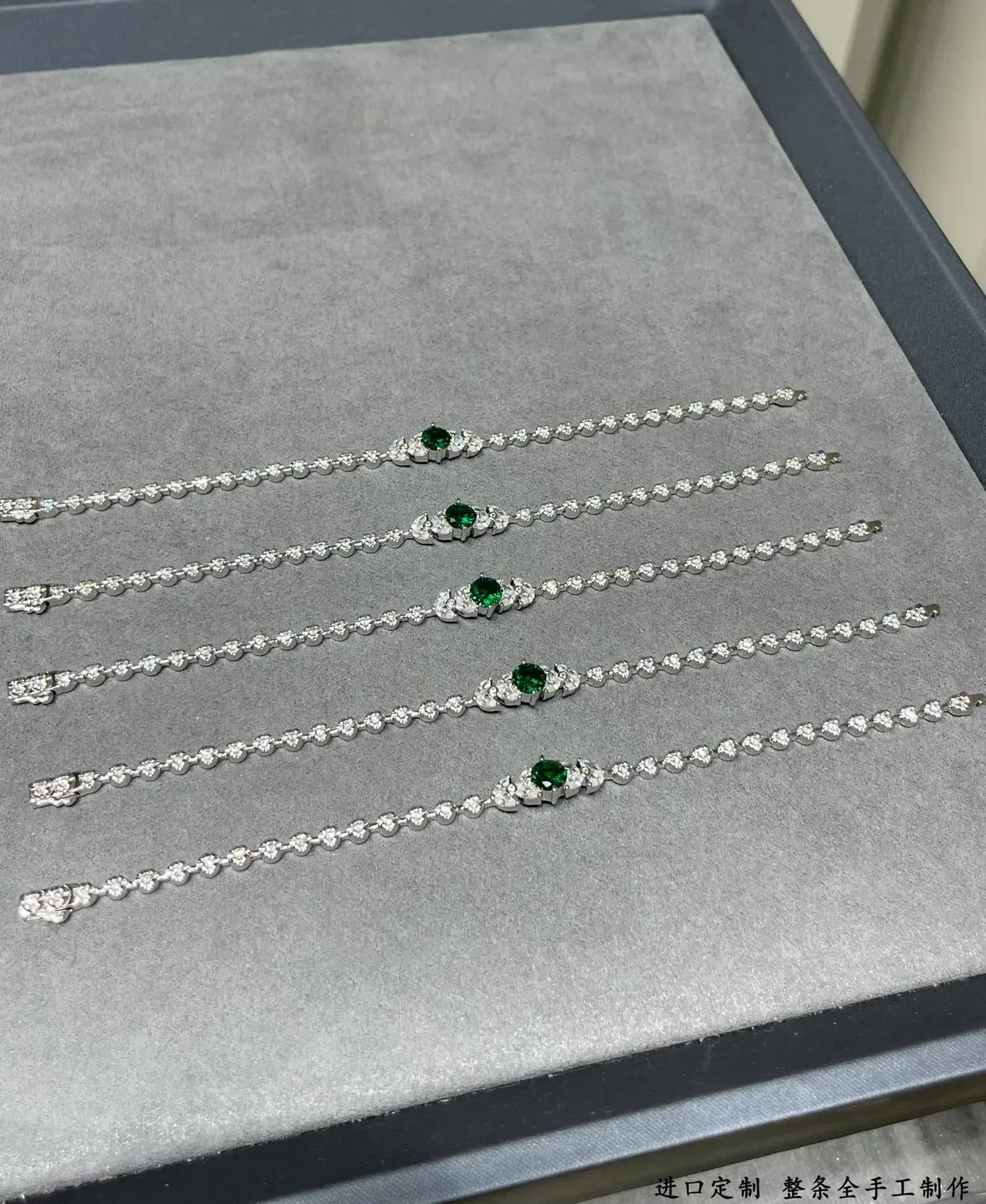 Silver Green Chain-Link Band Central Gemstone Bracelet 7