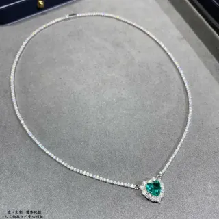 Collier avec pendentif de cœur en argent vert pavé-set