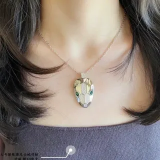 Collier avec pendentif tête de serpent en argent pierres vertes pavé-set