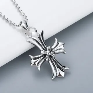 Colar com pingente de cruz prata ornamentado com braços inspirados em flores