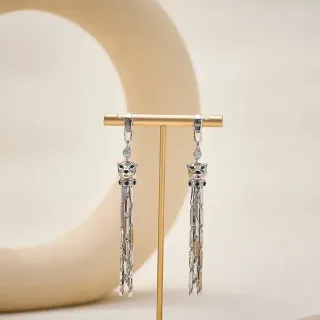 أقراط فضية برأس قطة ووشاح متدلي