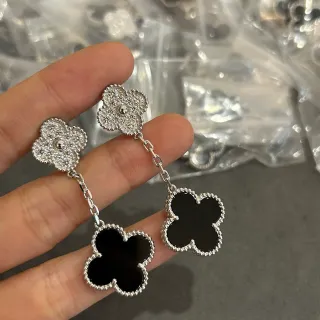 Brincos de tons prateados em forma de trevo Pavé e inlay preto de corrente-dangle