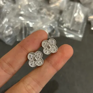 Brincos studs flor Quatrefoil em prata Pavé