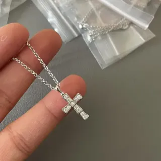 Collier Croix Pendentif avec Pierres Pavé en Tono Argenté