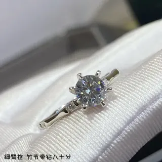 银色透明圆形切割中心宝石六爪皇冠镶嵌戒指