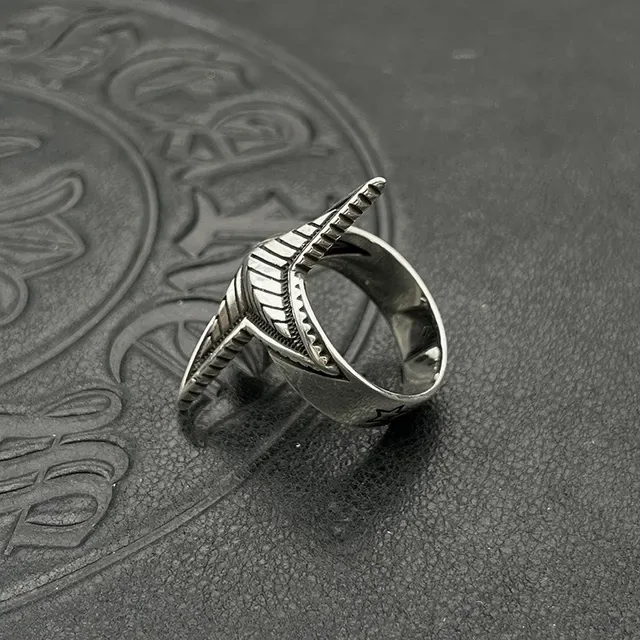 Star-Shaped Engraved Two-Tone Metallic Ring 4