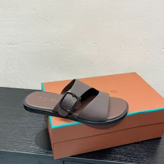 صندل كاجوال بلون التابيو مع حزامين مزدوجين وإبزيم
