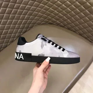 Zapatilla lifestyle de plataforma con impresión de mármol en blanco y gris