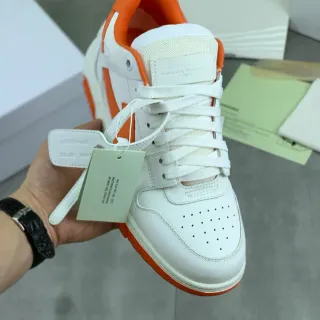 Zapatillas lifestyle blancas y naranjas perforadas de bajo