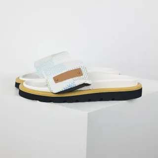 Chanclas blancas de patrón patchwork multicolor con tiras y suela de goma en capas