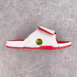 Pantuflas blancas y rojas con suela de goma y parte superior perforada