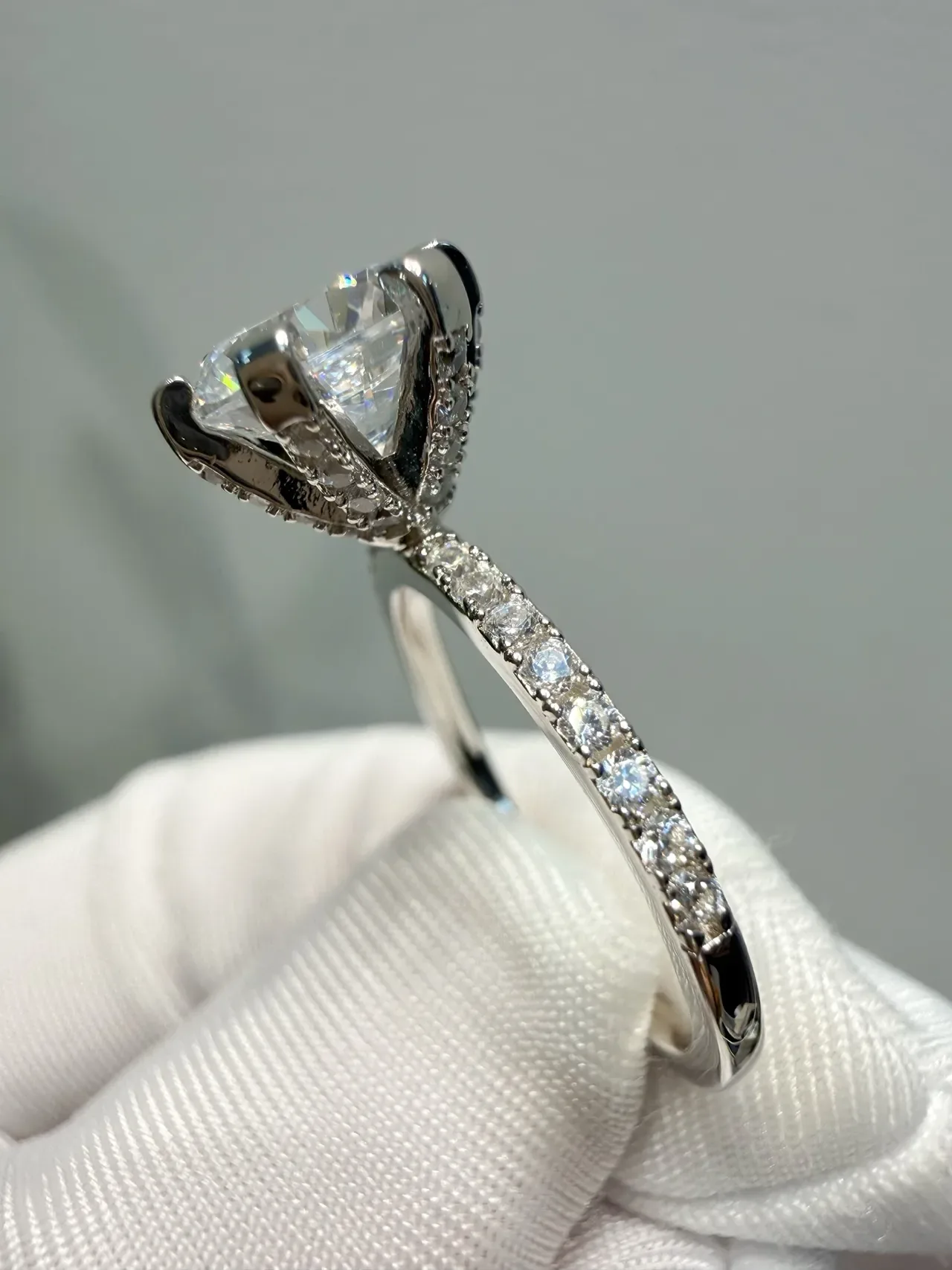 সাদা চাঁদি ছয় প্রং solitaire pave ব্যান্ড আংটি 2