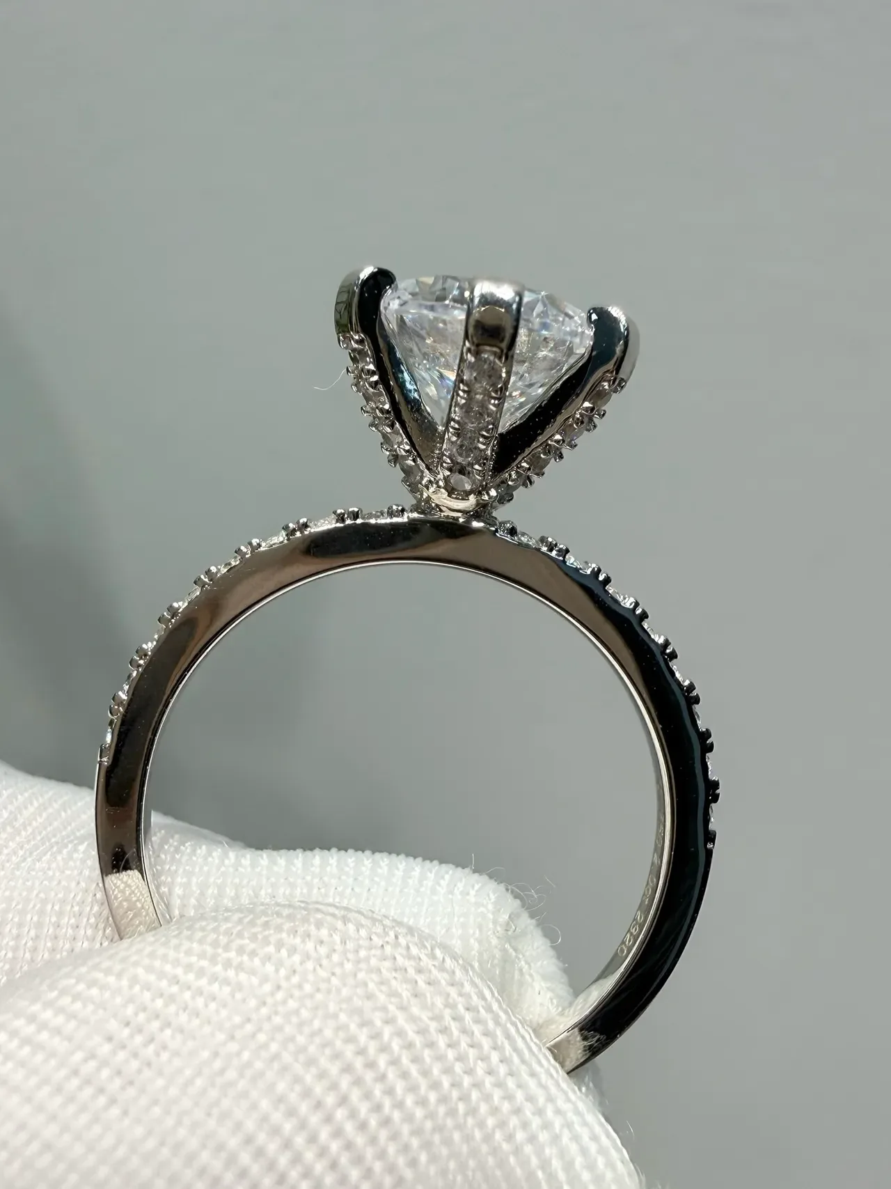 সাদা চাঁদি ছয় প্রং solitaire pave ব্যান্ড আংটি 3