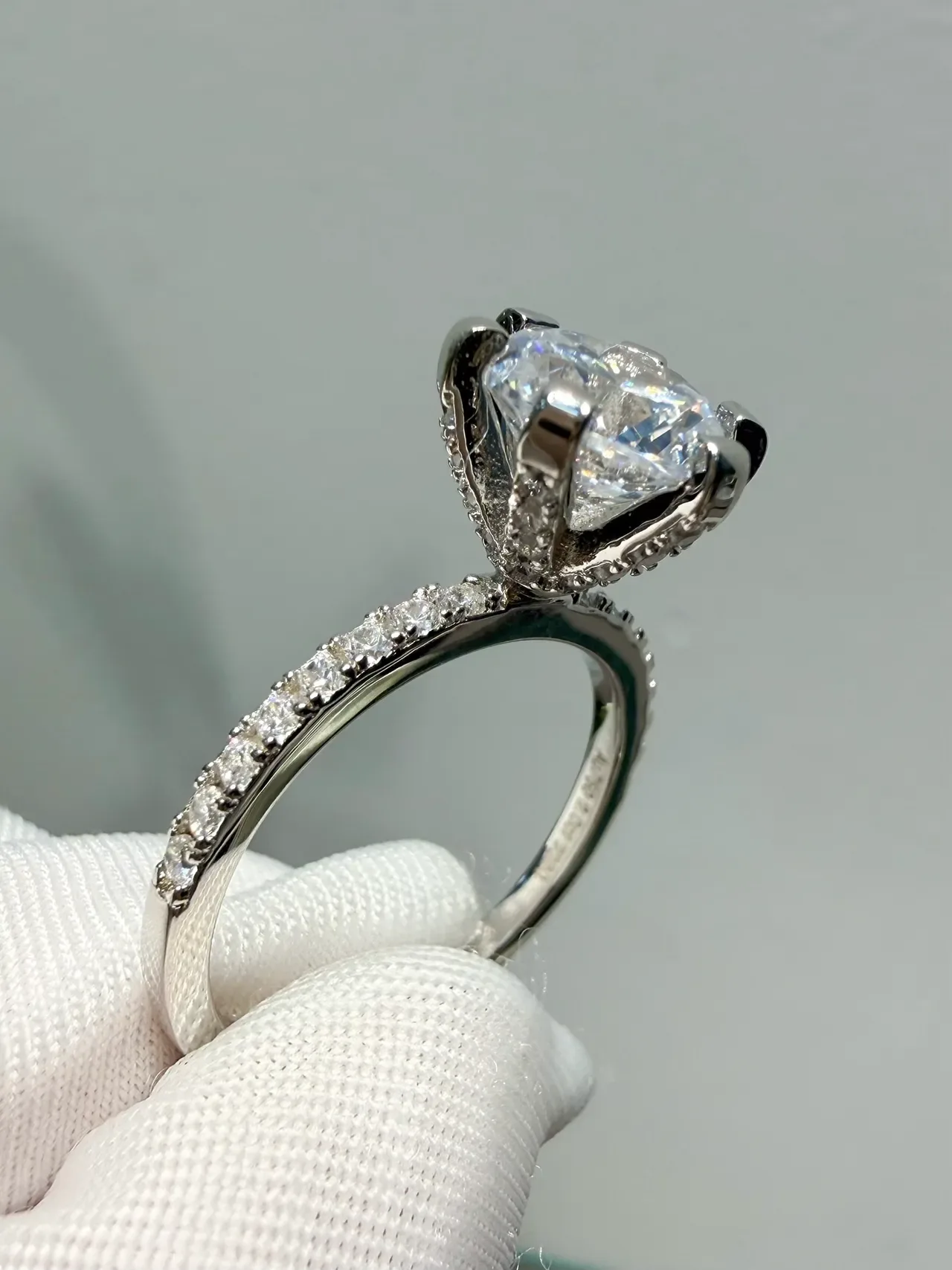 সাদা চাঁদি ছয় প্রং solitaire pave ব্যান্ড আংটি 4