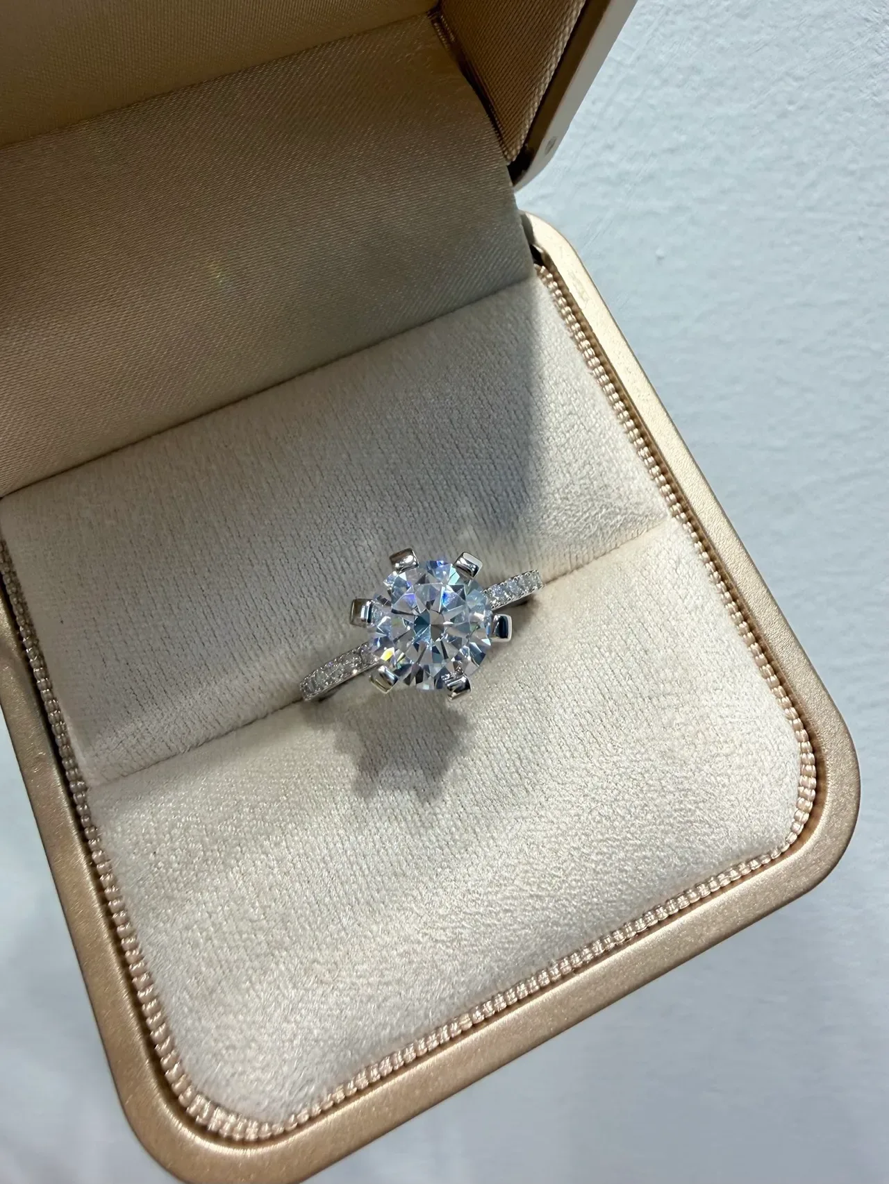 সাদা চাঁদি ছয় প্রং solitaire pave ব্যান্ড আংটি 5