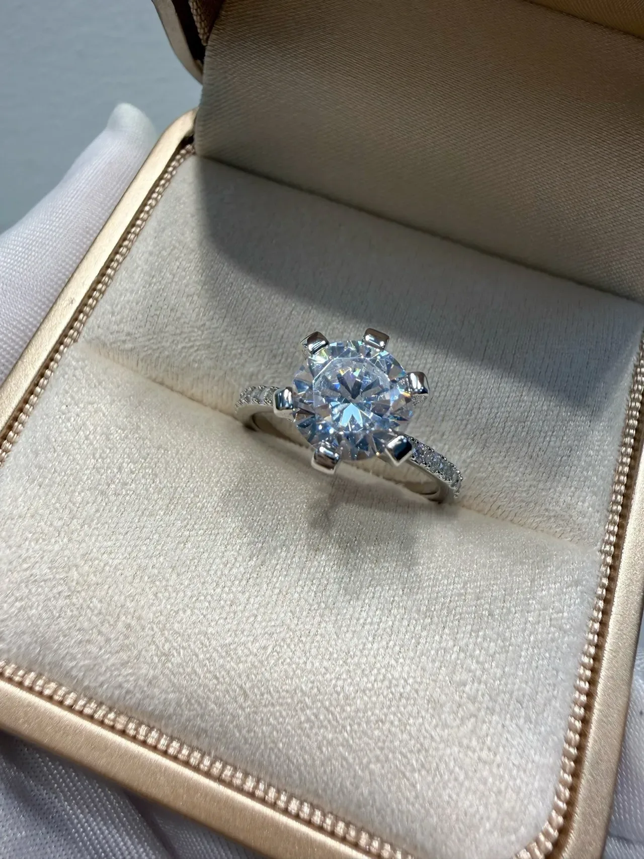 সাদা চাঁদি ছয় প্রং solitaire pave ব্যান্ড আংটি 8