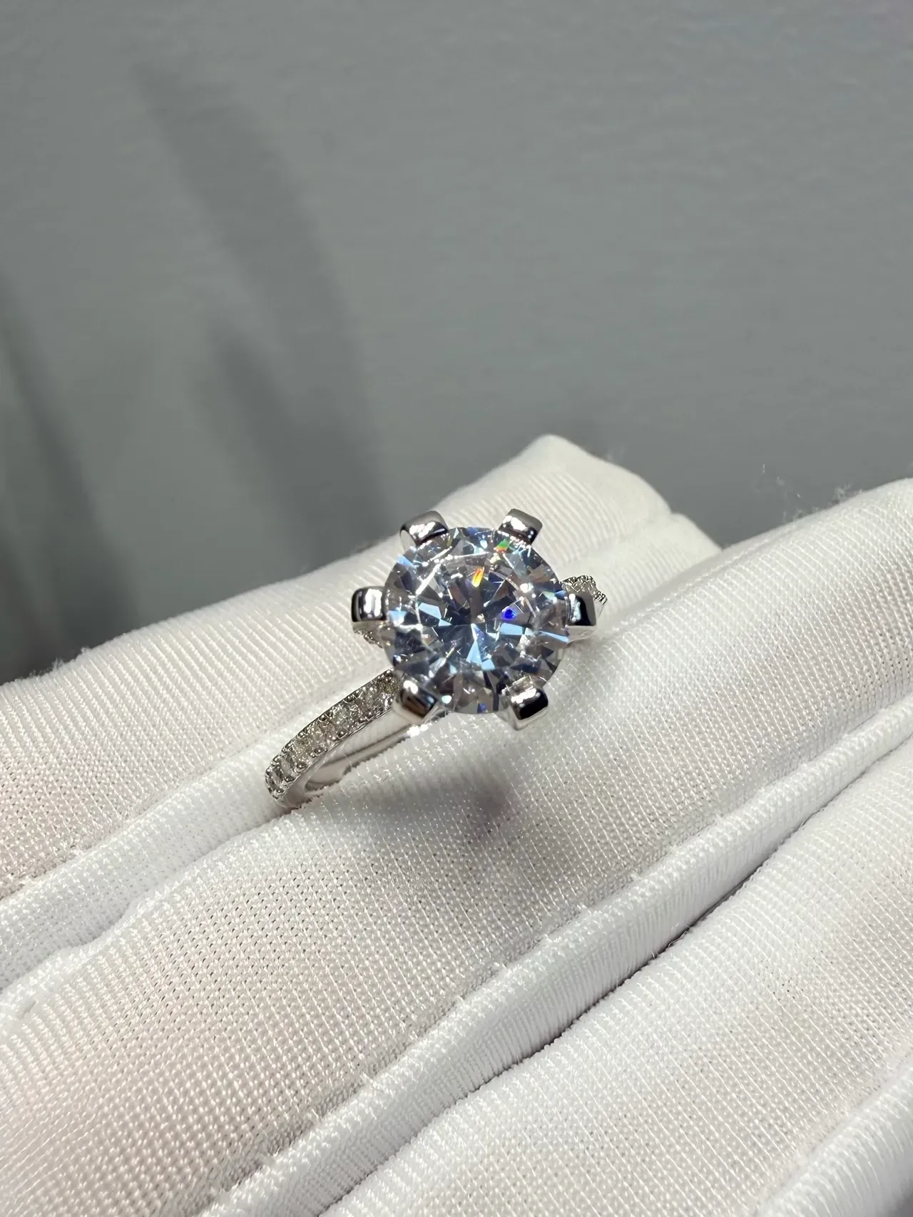 সাদা চাঁদি ছয় প্রং solitaire pave ব্যান্ড আংটি 9