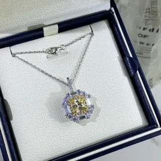 Collier avec pierre centrale de coupe cushion en halo setting argent jaune