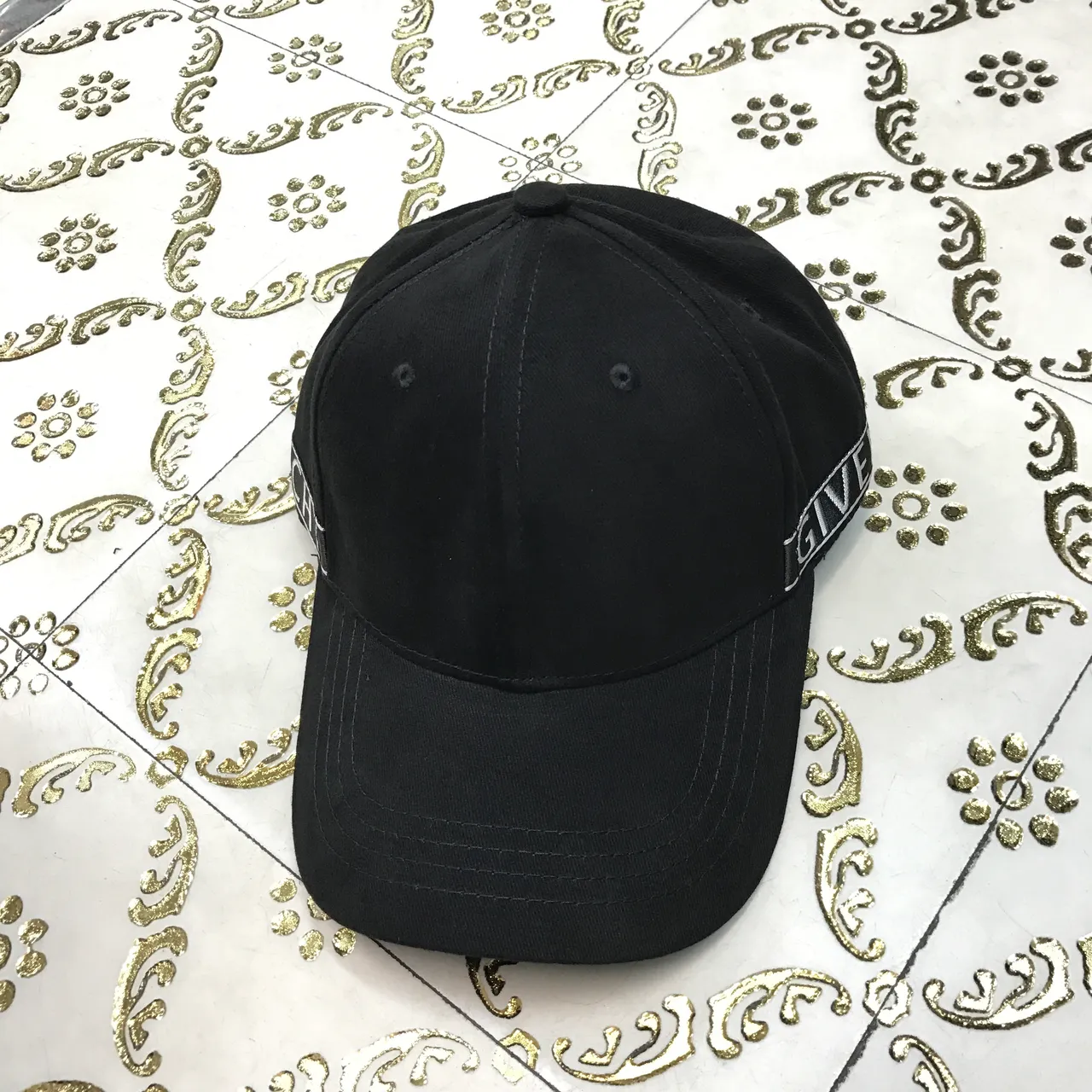 Givenchy लॉगो सिलाई काला बेसबॉल कैप 2