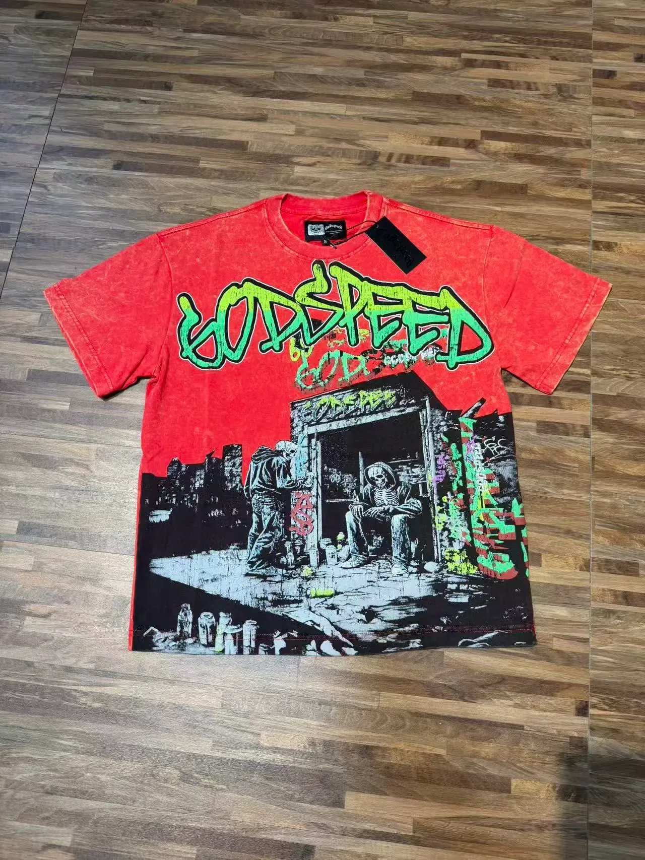 Camiseta Godspeed roja y verde de lavado ácido con estampado graffiti 2